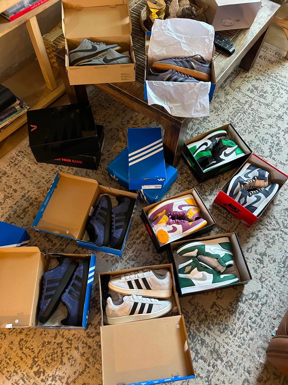Selección de zapatillas de JotaSneakerz presentada en sus cajas