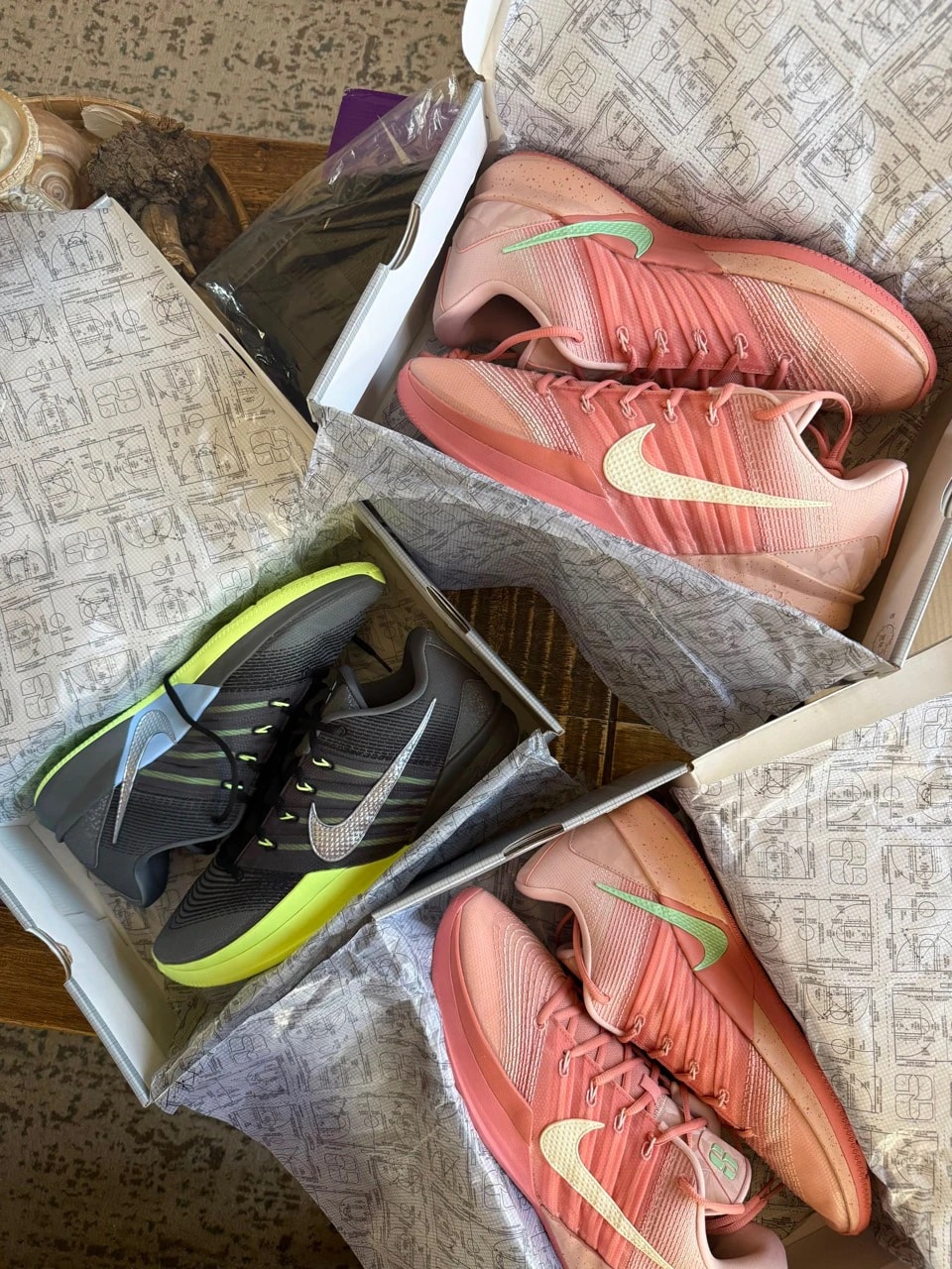 Pares Nike de distintos colores presentados en sus cajas