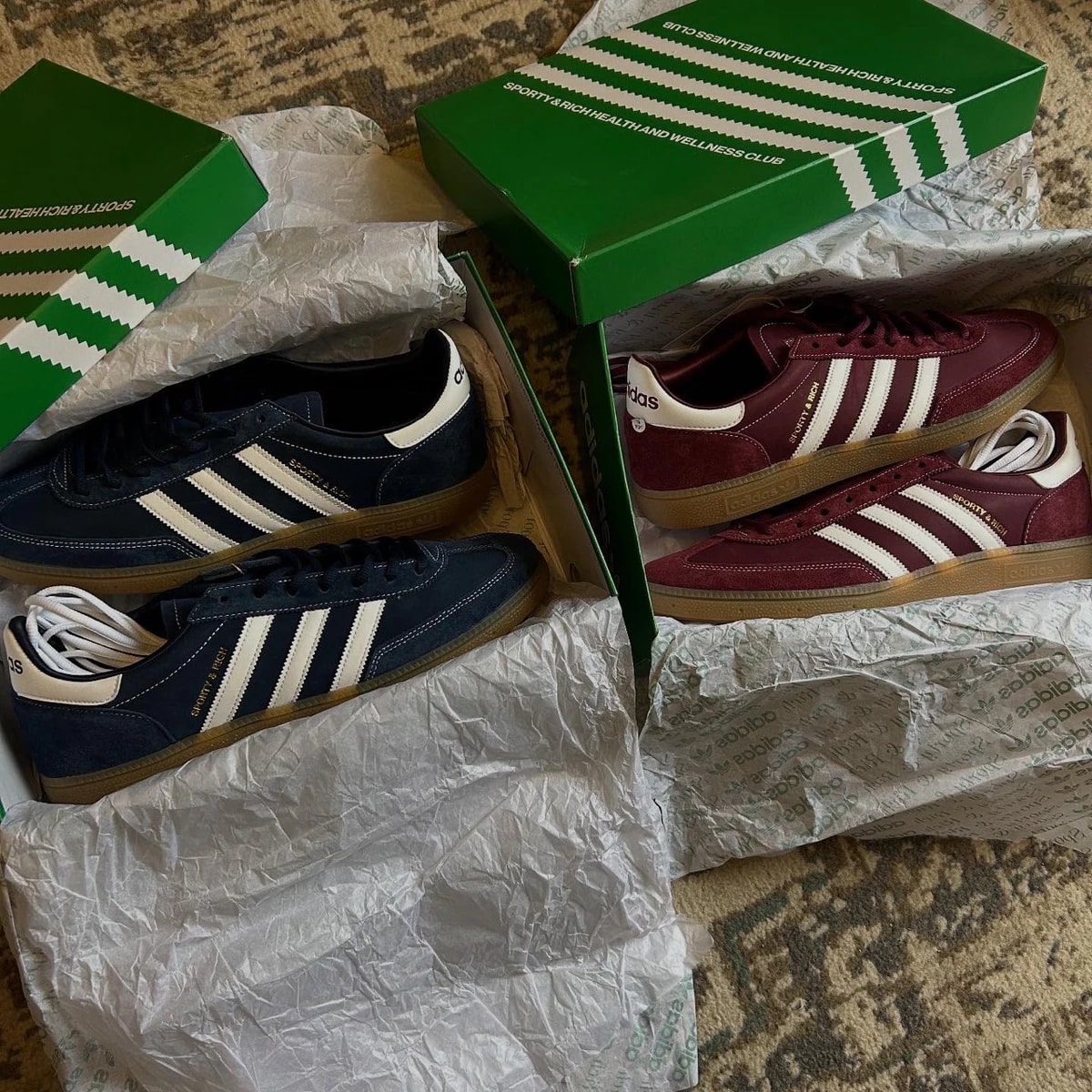 Pares Adidas azul y bordó de la selección de JotaSneakerz
