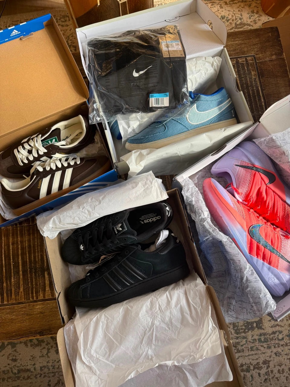 Selección de zapatillas y prendas recibidas por JotaSneakerz